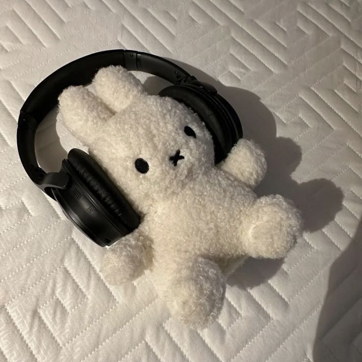 Minimalist Bunny PFP Ideas